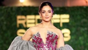 কান উৎসবে রাজকীয় আবির্ভাব আলিয়ার : শরীর জুড়ে গোলাপি পাপড়ি